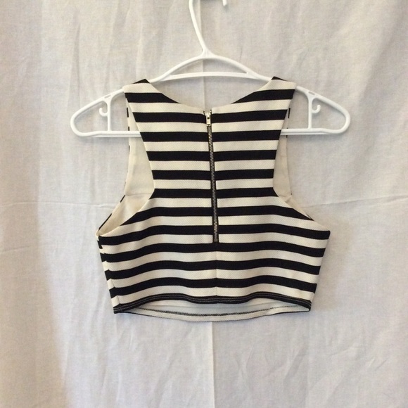 Cropped striped top w/cut-out (shirt only) - Picture 3 of 3